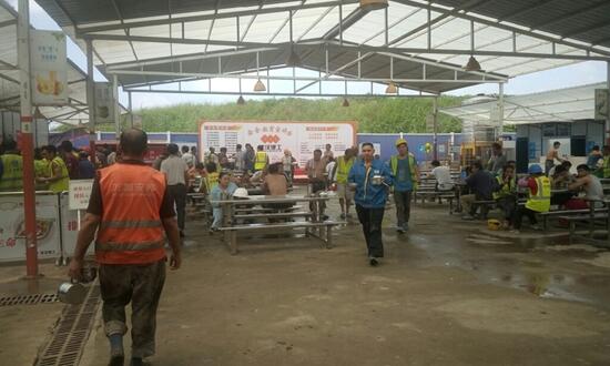 工地飯?zhí)贸邪? />
</p>
<p>
	每天做兩餐，20塊一天，一年除去節(jié)假日算300天，假設(shè)300個(gè)人一定會(huì)去吃飯，這樣你在這300個(gè)人中可以得到180萬(wàn)的總銷售額。這是一個(gè)總數(shù)，成本可根據(jù)自身情況，及當(dāng)?shù)夭少?gòu)物價(jià)，資金計(jì)算出大概，就知道有多少利潤(rùn)空間了。
</p>			</div>
			<!-- /content -->
			<div   id=