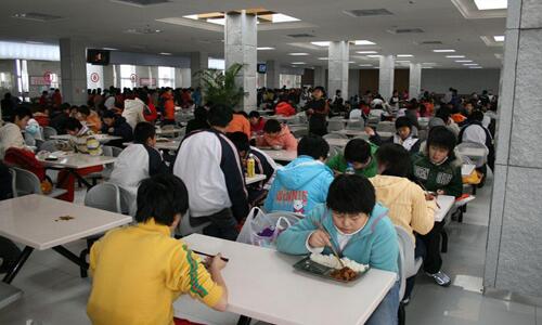 廣東三部門(mén)聯(lián)合發(fā)文嚴(yán)禁學(xué)校食堂分包轉(zhuǎn)包，每餐須有校方人員陪餐